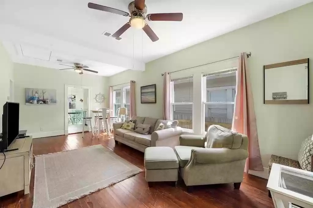 Top Airbnb: Historic Cottage - 4 ppl, Self Checkin, St Parking in Galveston