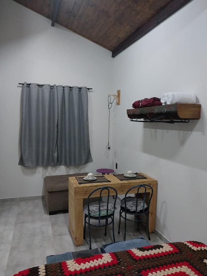 Chumba cha kuishi na cha kulia chakula.