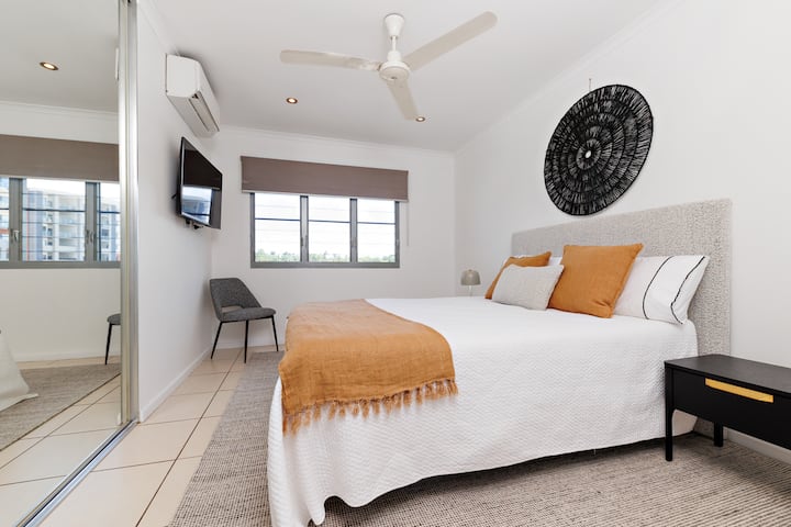 Zweites Schlafzimmer mit Fernseher