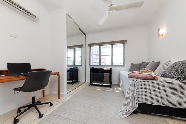 Drittes Schlafzimmer mit Homeoffice, Einzelbett, Ausziehbett und Kinderbett.