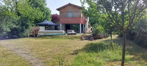 Air-conditioned villa with wooded garden pool