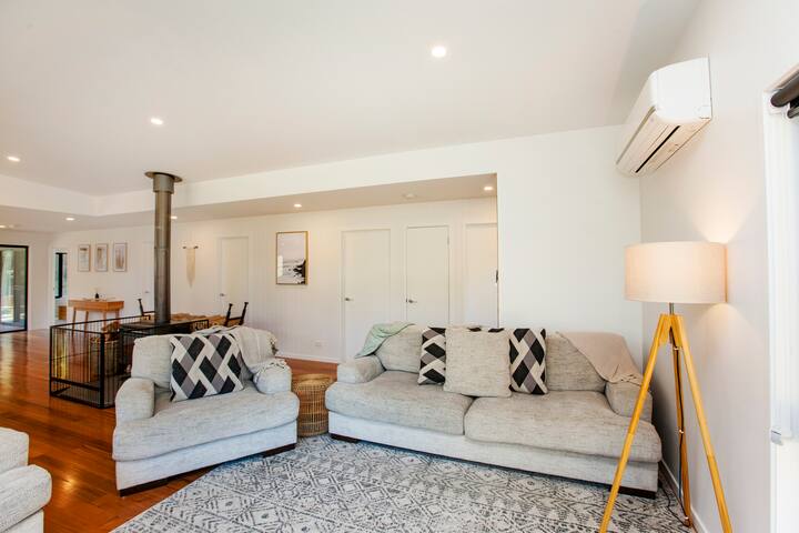 Bush and Beach Family Retreat gallery image 4