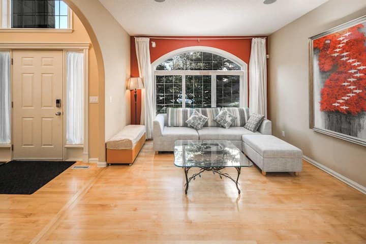 Cheerful 4-bedroom Luxury Home For Your Vacation! - Calgary