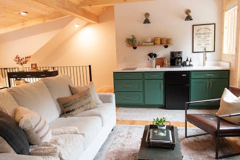 Guest Suite w/hot tub & fireplace