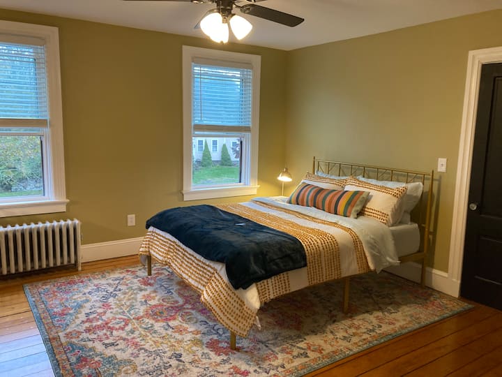 Голяма родителска спалня с 2 дрешника и матрак Tempurpedic queen