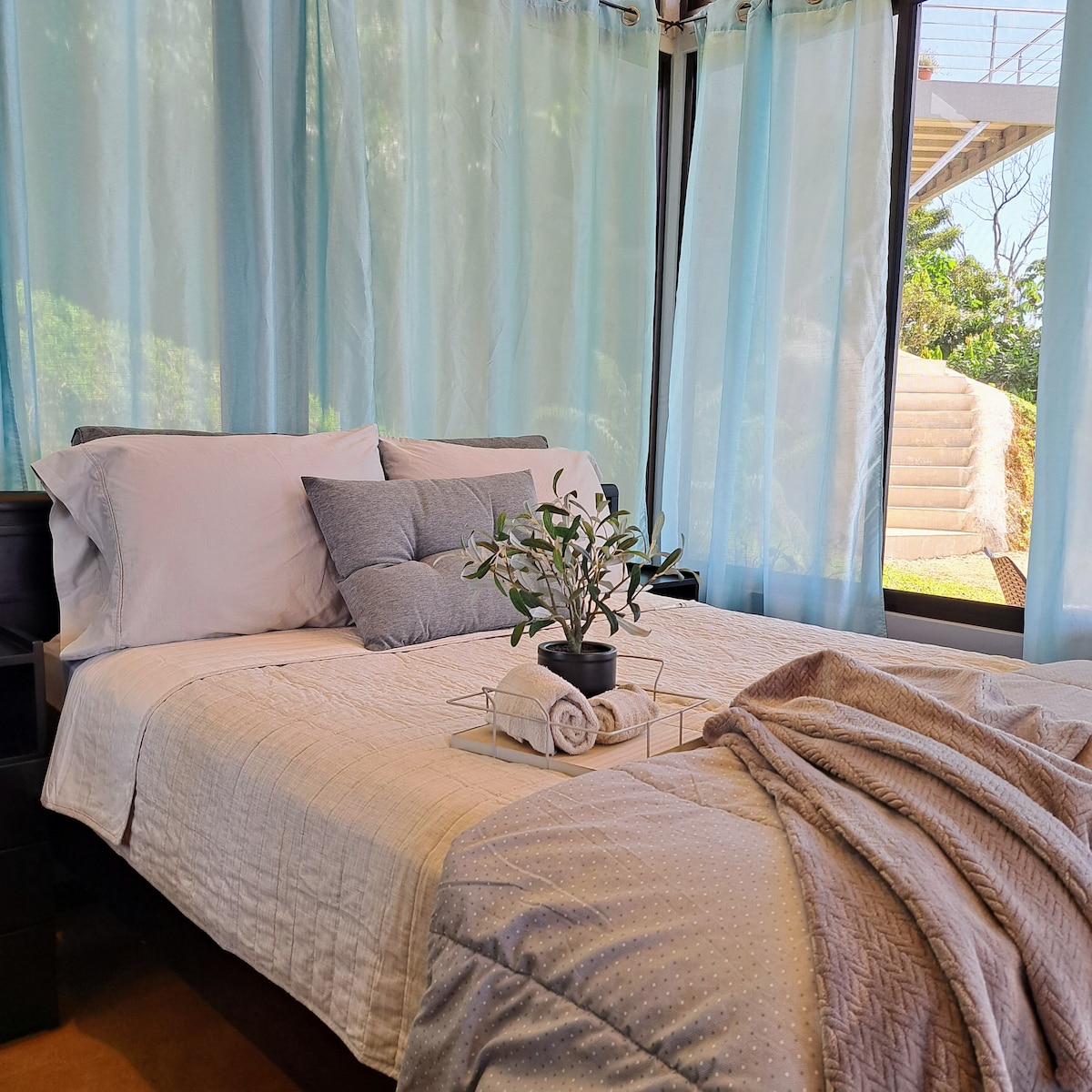 תיהנו מהנופים היפים של האוקיינוס והעמק מבלי שתצטרכו לעזוב את הנוחות של המיטה שלכם.