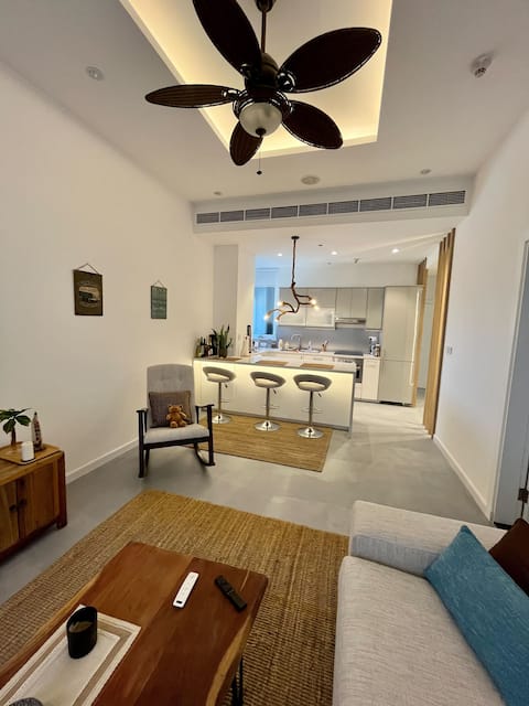Top Airbnb: Steps from the Beach | Luxury Urban Resort Living in Palm Jumeirah