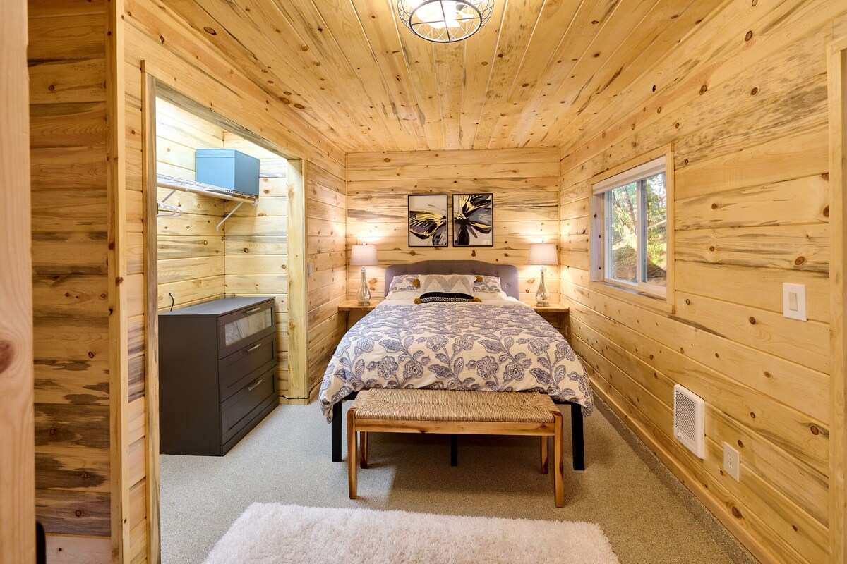 Dormitorio: incluye cama tamaño queen, cómoda, armario grande y acceso al patio trasero.