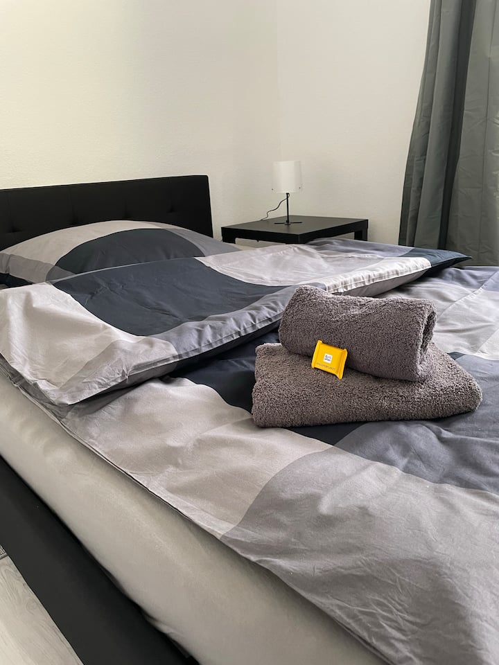 Detailný záber na posteľ s preloženými uterákmi