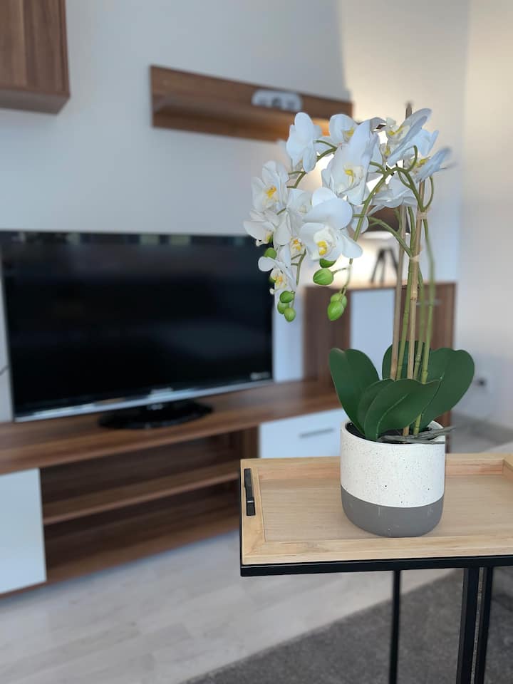 Pohľad z gauča na obývaciu stenu s televízorom