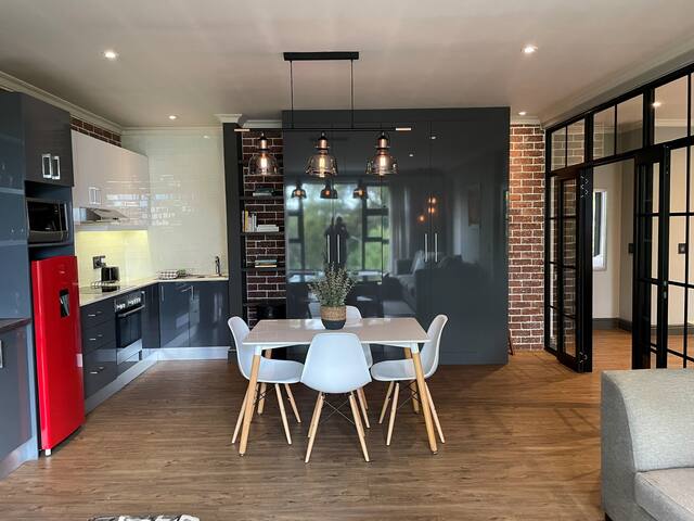 Stylish Modern Home with Pool gallery image 3