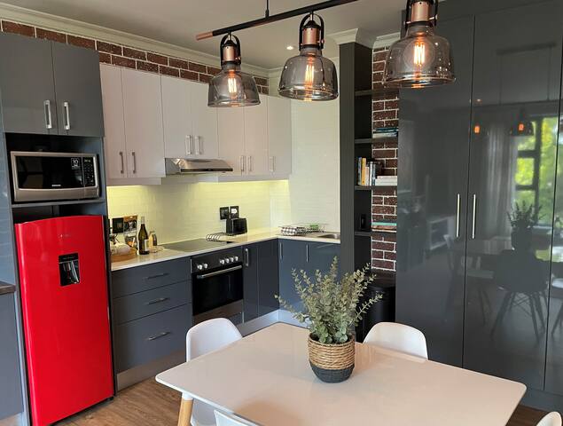 Stylish Modern Home with Pool gallery image 5