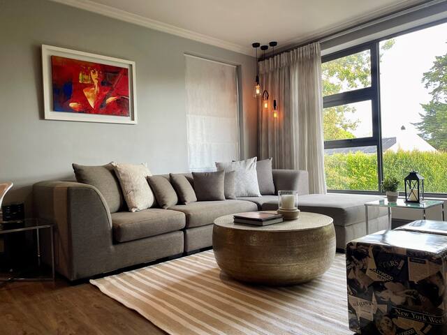 Stylish Modern Home with Pool gallery image 2