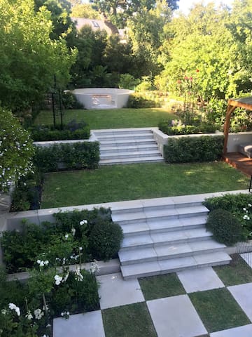 Stylish Modern Home with Pool gallery image 4