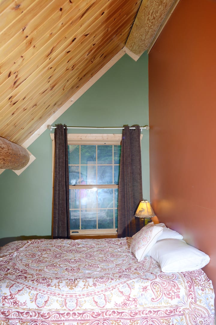 Schlafzimmer mit Queensize-Bett, schönem Kleiderschrank und Kommode im zweiten Stock.