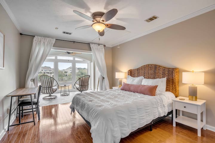 Unwind in our bedroom oasis featuring lofty high ceilings and a luxurious queen-size mattress. With ample space to stretch out and relax, coupled with the plush comfort of our bedding, rest assured your stay promises rejuvenating nights.