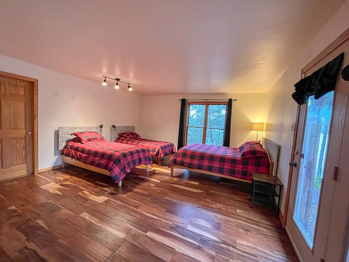 Dormitorio con dos camas individuales y una cama tamaño queen. Ah, y una vista a las estrellas :)