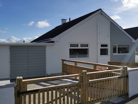 Well finished quiet home, King bed and near beach