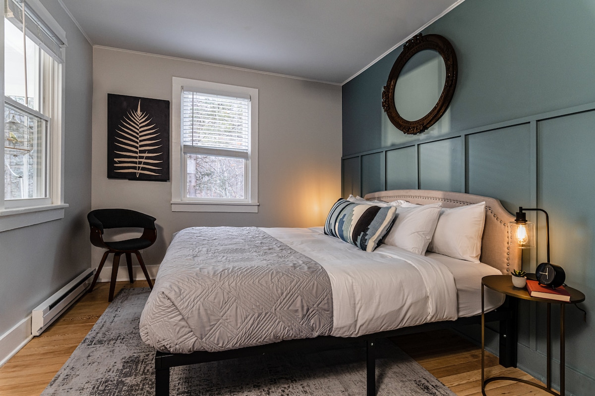 Опуштете се и наполнете ги батериите во оваа удобна спална соба