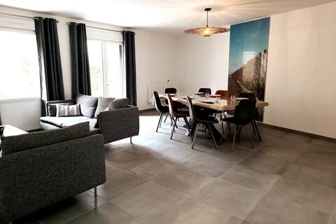 Renovated beachfront house, PMR access. Parking