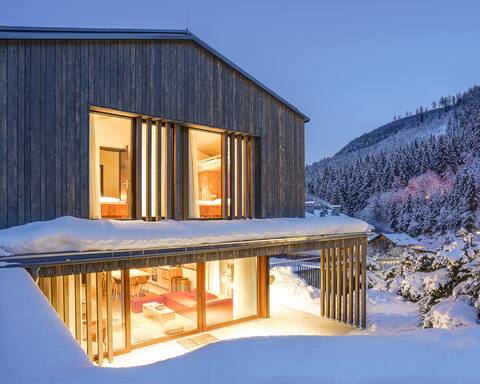 Modern 4-bedroom chalet/ Ski in Ski Out with sauna