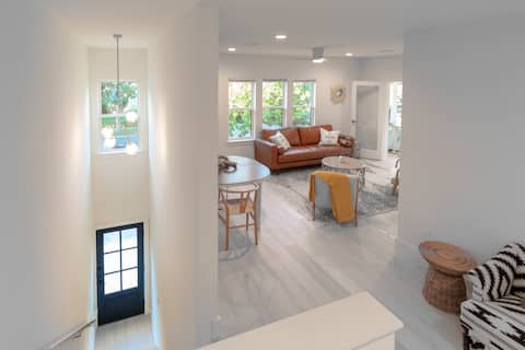 Successful Airbnb property: Luxury Two Bedroom W/ Roof Deck Near Highland Park in Turtle Creek