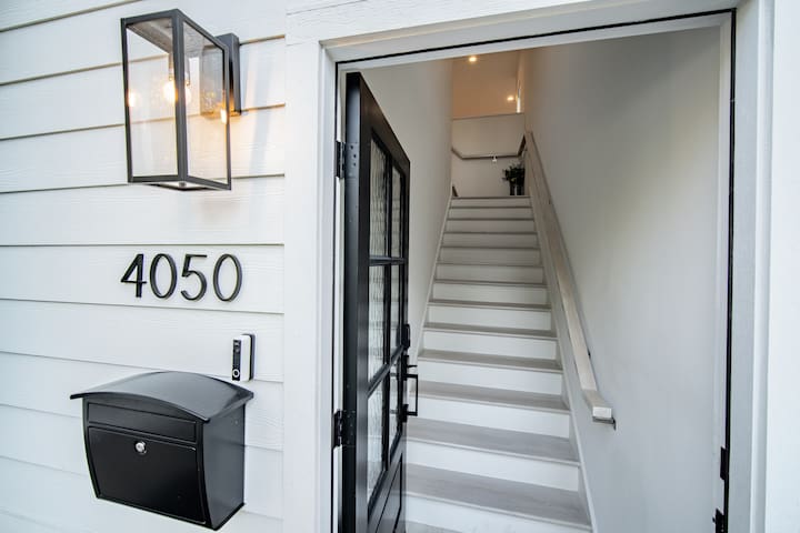 Luxury Two Bedroom W/ Roof Deck Near Highland Park gallery image 2