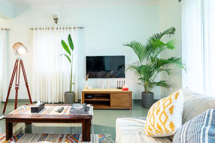 Airy ground floor living room designed to be a breath of fresh air with its open and airy ambiance.
Enjoy the smart TV and 300 Mbps WiFi. Perfect for morning coffee and work. Kick back, relax and stay connected effortlessly!