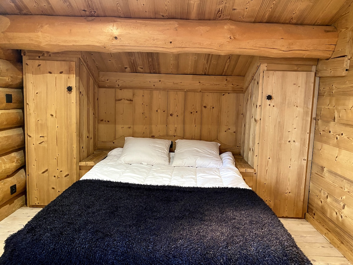 חדר שינה שני ( שני חדרי שינה זהים)