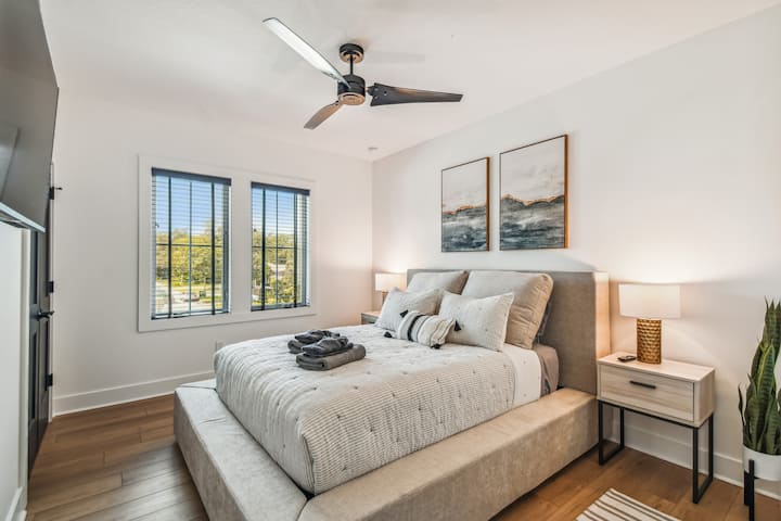 Relax in queen size accommodations in this bedroom. Located at the top of the stairs, last room on the left. Equipped with double night stands, a 55 inch, smart TV, ceiling fan & closet. Includes direct room access to the hall bathroom as well!