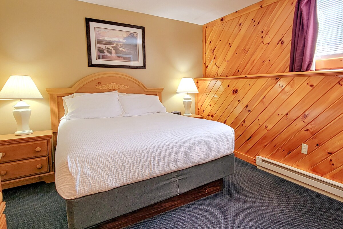  Нашата спалня, украсена с двойно легло, ви кани да изживеете спокойни нощи и мечтателни бягства