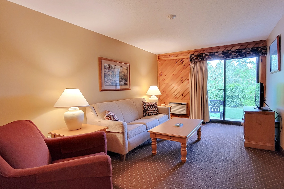 Влезте в всекидневната на нашия ретро имот, където класическият чар среща уютната елегантност,