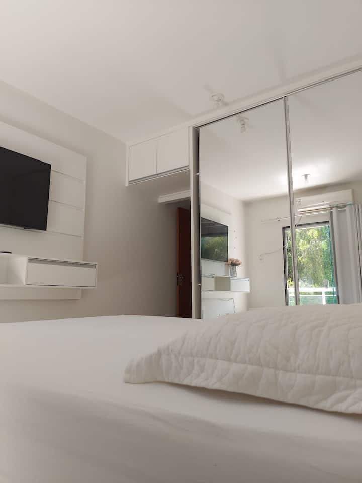 Suite principal (foto 2)
Cama espaciosa llena de comodidad. Armario para alojar equipaje y colgar ropa. Espejos para garantizar el aspecto en cualquier ocasión. TV disponible para relajarse a gusto, en tu privacidad, en cualquier momento .