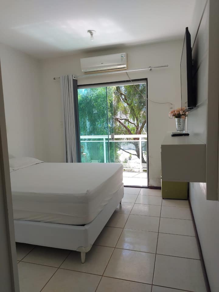 Suite principal. ¡Habitación espaciosa, cama tamaño king, TV, aire acondicionado, armario y un delicioso balcón para disfrutar bien de la estancia! 