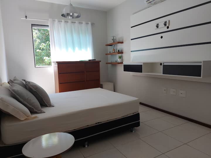 Dormitorio 2

Amplio y acogedor. Cama cómoda para reponer tu energía. Vestidor, armario y ventilador de columna.