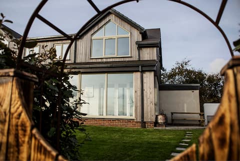 Swn Y Don-Stunning coastal house,sea views&hot tub