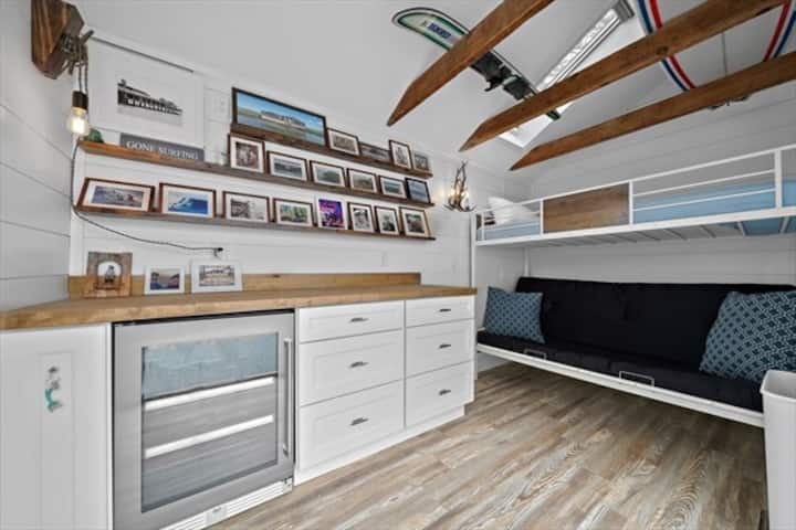 **NO TIENE CALEFACCIÓN NI aire acondicionado** Esta litera está ubicada en la cabaña de surf de Smitty en el patio trasero y separada de la casa principal.  Lugar perfecto para adolescentes durante los meses más cálidos.  Tiene TV, nevera y ventiladores.  *El límite de peso de la litera es superior de 200 libras*.