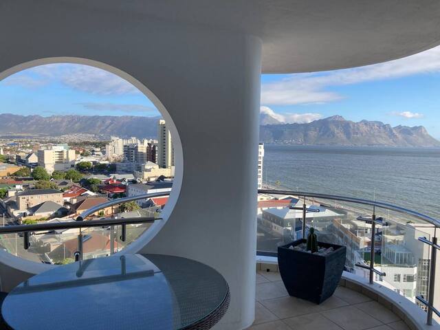 Beachfront Apartment with sea- and mountain views gallery image 3