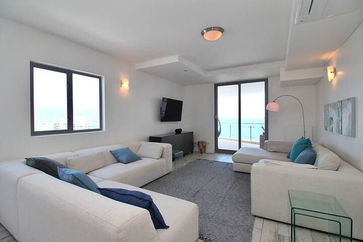 Beachfront Apartment with sea- and mountain views gallery image 5