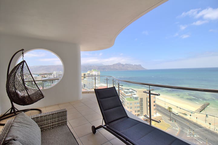 Beachfront Apartment with sea- and mountain views
