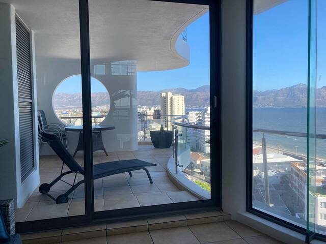 Beachfront Apartment with sea- and mountain views gallery image 2