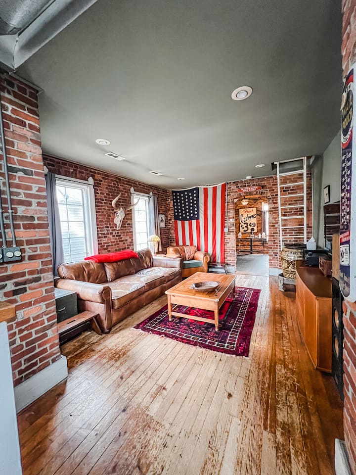 Trendy Tremont Loft next to nightlife/restaurants. Houses for Rent in