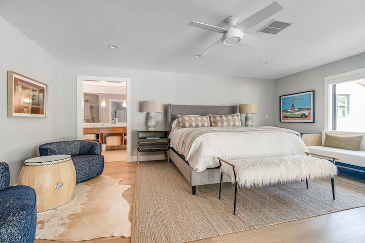 Primary Bedroom. King Bed with custom bedding, twin day bed. Sitting area. Smart TV and Sonos speakers. Ensuite bath