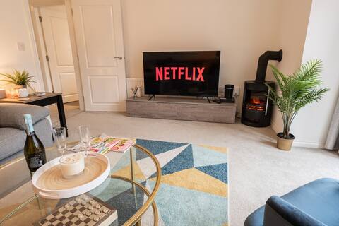 Stylish Detached Upton Home | Sleeps 8 | Parking