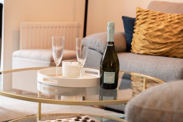 Stylish Detached Upton Home, Sleeps 8, Parking - North Wales