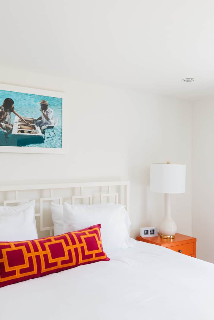 The Casita
Relax in a luxurious king bed with an en suite bath and private patio leading to the pool. A crisp white palette with pops of orange creates a calming, chic vibe—perfect for poolside lounging or a peaceful escape.