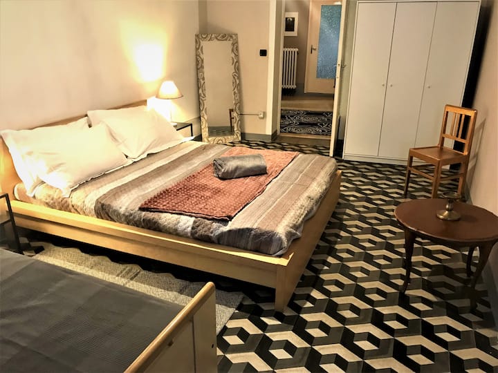 غرفة نوم ، تتكون من سرير مزدوج وسرير فردي.