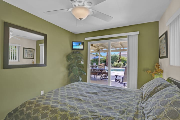 Спалня за гости с изглед към басейна през вътрешния двор