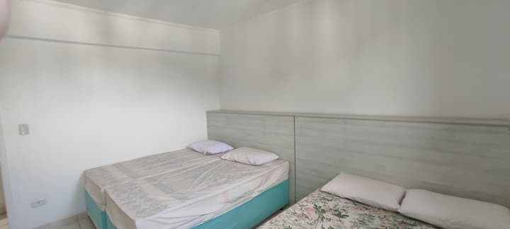 Საძინებელი 1 (ორადგილიანი საწოლი + 2 ერთადგილიანი საწოლი)