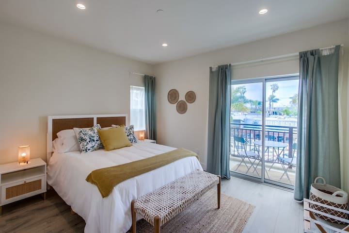 Dormitorio tamaño queen con balcón